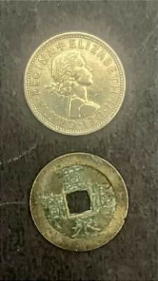 02 Moedas Estrangeiras - Japão 1769 - Reino Unido 1966 - Mbc - ref.821