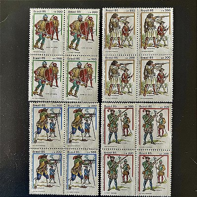 04 Quadras de Selos Comemorativos do Brasil - Trajes e Uniformes Militares - Mint - ref.2250