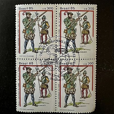 Quadra de Selos Comemorativos do Brasil - Trajes e Uniformes Militares - Arcabuzeiro - 1985 - com carimbo comemorativo - ref.2848