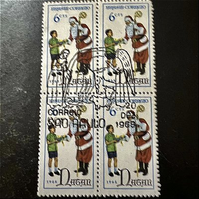 Quadra de Selos Comemorativos do Brasil - Natal 68 - Papai Noel entregando Presentes - 1968 - com carimbo comemorativo - ref.2964