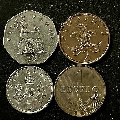04 Moedas Estrangeiras - Portugal 1978-Reino Unido1975-Reino Unido 2004-Reino Unido 1971 - Mbc - ref.3182