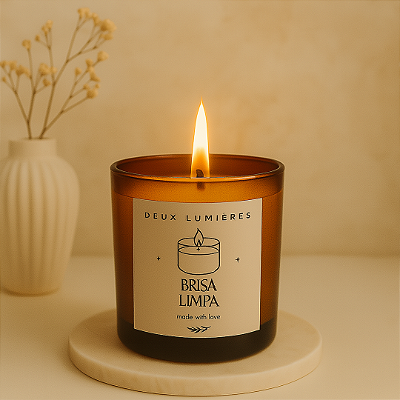 Brisa Limpa — Vela Artesanal Deux Lumières com Notas de Limão Siciliano, Chá Branco e Musk