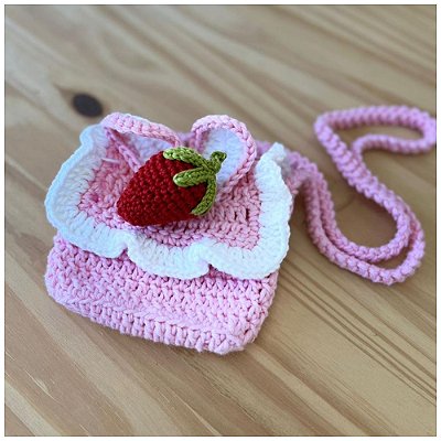 Bolsa Carteiro Strawberry Infantil em Crochê Rosa Feito à Mão