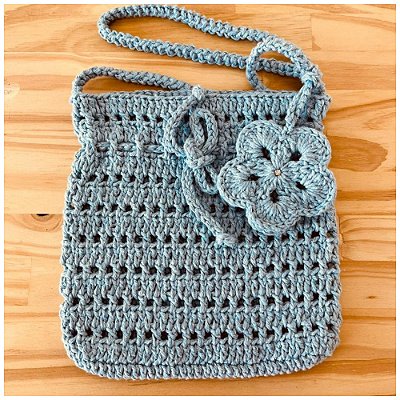 Bolsa de Crochê Azul com Flor Decorativa – Artesanal e Delicada