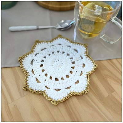 Porta Copos de Crochê Artesanal Branco com Borda Dourada