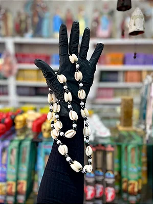 Guia Preta e Branca com Búzios Especial Confeccionada em Cordonê