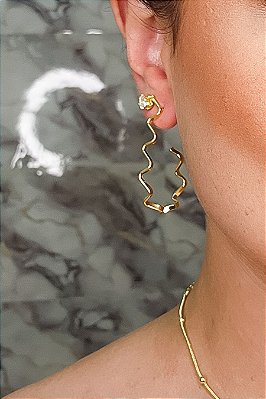 Brinco Argola Forma De J Trabalhada Banhado Em Ouro 18k