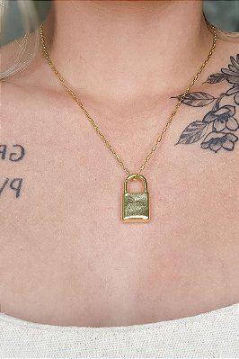 Colar Corrente Cartie Com Pingente De Cadeado Banhado Em Ouro 18k