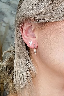 Brinco De Cruz Com Zircônias Brancas Em Prata 925