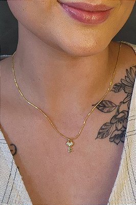 Colar Com Pingente Pequeno De Chave Banhado Em Ouro 18k
