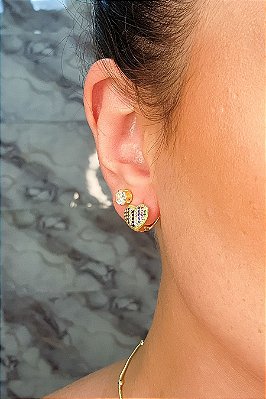 Brinco Coração Com Mini Zircônias Coloridas Banhado Em Ouro 18k