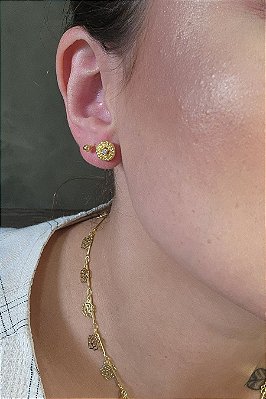 Brinco Círculo Pequeno Com Zircônia Central Banhado Em Ouro 18k