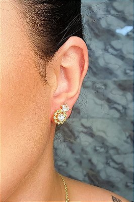 Brinco Formato Flor Com Mini Zircônias Banhado Em Ouro 18k