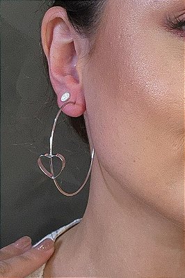 Brinco Argola Grande Fina Com Coração Embutido Banhado Em Ródio Branco