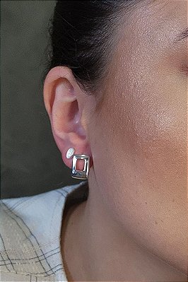 Brinco Pequeno Retangular Banhado Em Ródio Branco