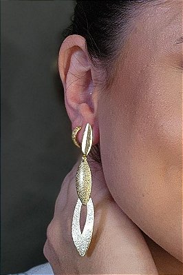 Brinco Grande De Folhas Sobrepostas Banhado Em Ouro 18k