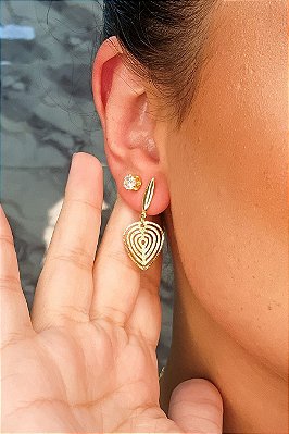 Brinco Médio Com Fio E Coração Com Vários Vazados Banhado Em Ouro 18k
