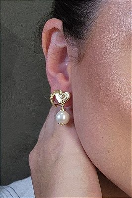 Brinco Médio Com Coração Trabalhado E Pérola Banhado Em Ouro 18k