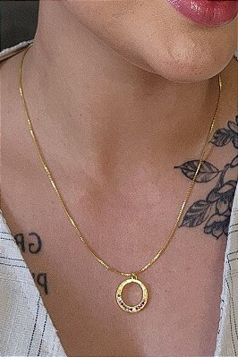 Colar De Circulo Com Metade Em Zircônia Colorida Banhado Em Ouro 18k