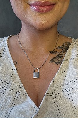 Colar Corrente Cartie Com Pingente De Cadeado Banhado Em Ródio Branco