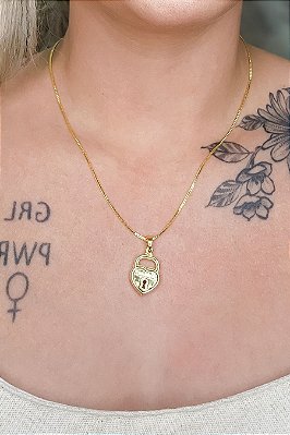 Colar Com Pingente De Cadeado Escrito Amor Banhado Em Ouro 18k