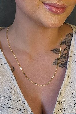 Colar Com Corrente Em Intervalos De Mini Corações Banhado Em Ouro 18k