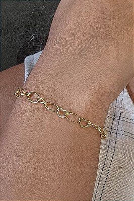 Pulseira Com Elos Ovais Intercalados Com Elos De Corações Banhado Em Ouro 18k
