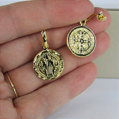 Brinco Pequeno Medalha São Bento Banhado Em Ouro 18k
