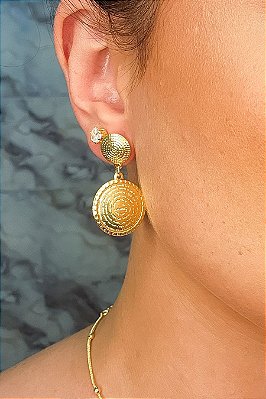 Brinco Médio Medalha Pai Nosso Banhado Em Ouro 18k