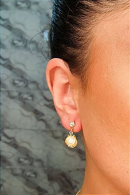 Brinco Pequeno Com Perola E Trabalhado Com Zircônia Banhado Em Ouro 18k