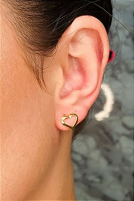 Brinco Pequeno De Coração Vazado Banhado Em Ouro 18k