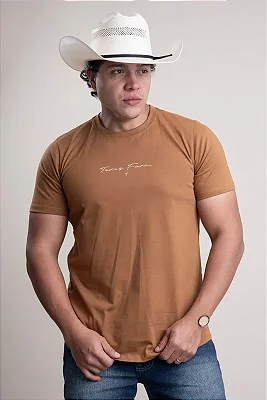 CAMISETA MASCULINA TEXAS FARM- MARROM CAPPUCCINO/ OFF WHITE