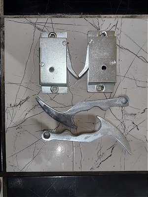 CATRACA (DIR/ESQ) PARA ESCADA DE FIBRA PERFIL OBLONGO ACOMPANHA PARAFUSOS MARCA SINTESE