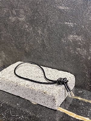 Pulseira couro ponteira