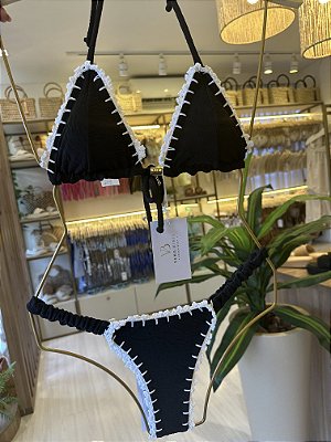 Cortininha com bojo 004 + cal 016 Carmel preto crochê branco