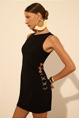 VESTIDO CURTO COM ARGOLAS DE METAL
