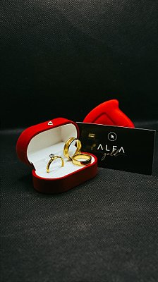 Par de alianças douradas com friso e zircônia (6mm)