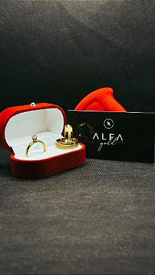 Par de Alianças Douradas com Friso Diamantado Central – 6mm