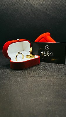 Par de Alianças Douradas Diamantadas com Dois Frisos em Onda e Zircônia – 3mm