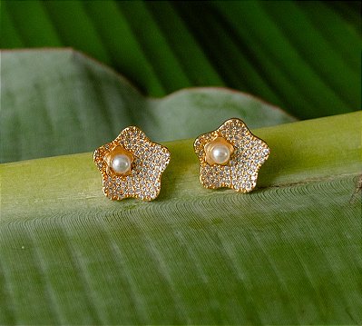 BRINCO CONCHA CRAVEJADA ZIRCÔNIA COM PÉROLA