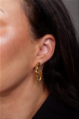 BRINCO ARGOLA RETORCIDA TEXTURIZADA M