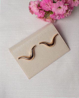 Brinco Pequeno com Design Orgânico Ondulado - Dourado