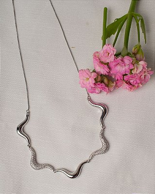 Colar Ondas com Detalhes Cravejados - Prateado