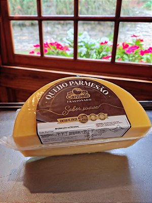 Queijo Carnielli Parmesão Suave (1,3 kg)Meia Peça