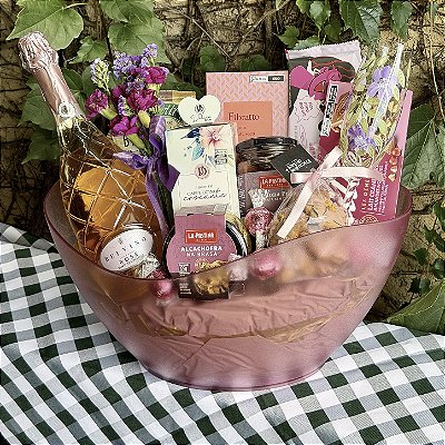 Cesta Presente com Espumante Brut Rosé, Taça Pintada à Mão e Seleção Gourmet
