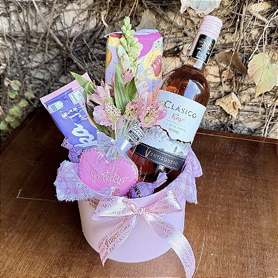 Cesta Presente com Vinho Rosé Seco e Chocolate