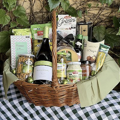Cesta Premium com Vinho Branco e Petiscos Gourmet
