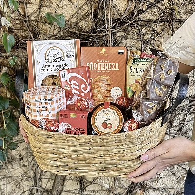 Cesta de Café da Manhã Gourmet com Doces e Snacks