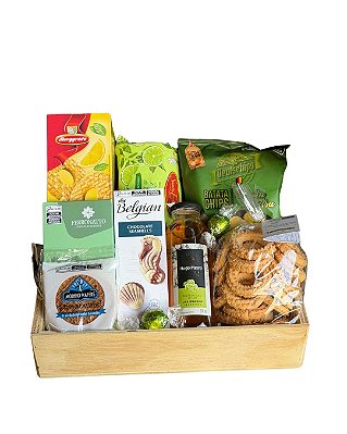 Cesta de Café da Manhã com Doces e Snacks Especiais