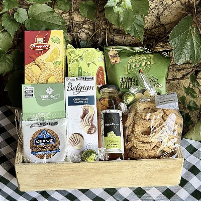 Cesta de Café da Manhã com Doces e Snacks Especiais